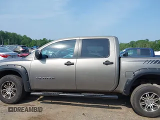 2006 Nissan Titan SE z VIN 1N6BA07B56N504064, wystawiony jako IAAI lot #42479075 z przebiegiem 156 983 mil mil oraz . Historia ofert i sprzedaży dostępna na DreamBid. Obrazek 14.