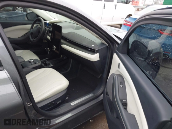 2021 Ford Mustang Mach-E Premium z VIN 3FMTK3R74MMA27709, wystawiony jako IAAI lot #42102335 z przebiegiem 54 988 mil mil oraz . Historia ofert i sprzedaży dostępna na DreamBid. Obrazek 5.