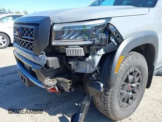 2022 Nissan Frontier SV z VIN 1N6ED1EKXNN659026, wystawiony jako IAAI lot #42050476 z przebiegiem 26 183 mil mil oraz . Historia ofert i sprzedaży dostępna na DreamBid. Obrazek 6.