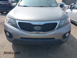 2011 Kia Sorento EX z VIN 5XYKUDA24BG064639, wystawiony jako IAAI lot #42369960 z przebiegiem 133 687 mil mil oraz . Historia ofert i sprzedaży dostępna na DreamBid. Obrazek 6.
