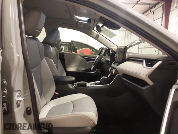 2023 Toyota RAV4 Hybrid XLE Premium z VIN 4T3B6RFV0PU118506, wystawiony jako IAAI lot #41972785 z przebiegiem 16 496 mil mil oraz . Historia ofert i sprzedaży dostępna na DreamBid. Obrazek 5.