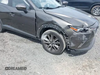 2017 Mazda CX-3 Touring z VIN JM1DKFC79H0162745, wystawiony jako IAAI lot #42318637 z przebiegiem 68 465 mil mil oraz . Historia ofert i sprzedaży dostępna na DreamBid. Obrazek 6.