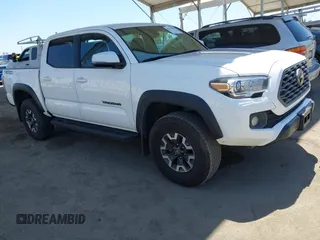2021 Toyota Tacoma SR5 z VIN 5TFAZ5CN7MX112757, wystawiony jako IAAI lot #42517988 z przebiegiem 39 885 mil mil oraz . Historia ofert i sprzedaży dostępna na DreamBid. Obrazek 1.