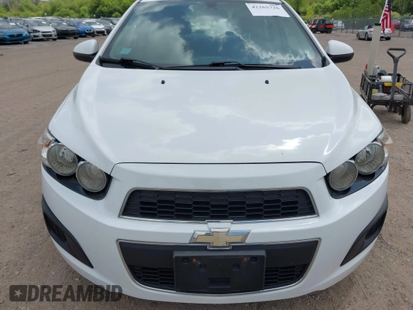 2015 Chevrolet Sonic LT z VIN 1G1JC5SH9F4112916, wystawiony jako IAAI lot #42265726 z przebiegiem 116 452 mil mil oraz . Historia ofert i sprzedaży dostępna na DreamBid. Obrazek 6.