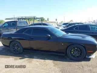 2019 Dodge Challenger R/T Scat Pack z VIN 2C3CDZFJ9KH556896, wystawiony jako IAAI lot #41892608 z przebiegiem 60 747 mil mil oraz . Historia ofert i sprzedaży dostępna na DreamBid. Obrazek 13.