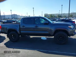 2018 Toyota Tacoma SR5 z VIN 3TMAZ5CN0JM077058, wystawiony jako IAAI lot #41685472 z przebiegiem 37 945 mil mil oraz . Historia ofert i sprzedaży dostępna na DreamBid. Obrazek 14.