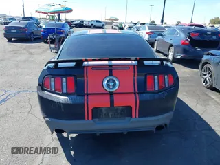 2012 Ford Mustang Premium z VIN 1ZVBP8AM8C5230247, wystawiony jako IAAI lot #41721081 z przebiegiem 118 868 mil mil oraz . Historia ofert i sprzedaży dostępna na DreamBid. Obrazek 17.