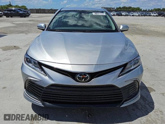 2024 Toyota Camry LE z VIN 4T1C11AK7RU852217, wystawiony jako Copart lot #57436885 z przebiegiem 45 828 mil mil oraz Czysty tytuł • Clean title. Historia ofert i sprzedaży dostępna na DreamBid. Obrazek 5.