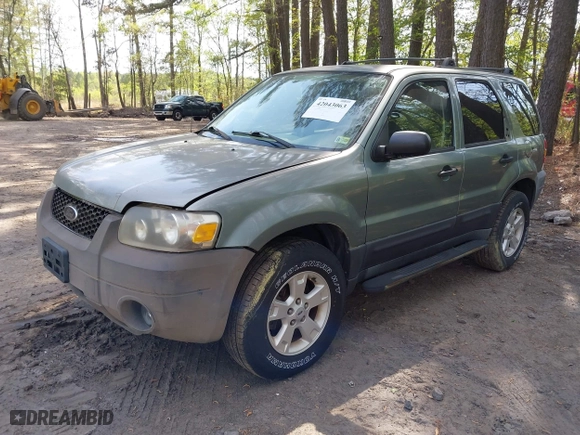 2005 Ford Escape XLT with VIN 1FMYU93105DA09261, listed as a IAAI auction lot 42043063 with 92,203 mi miles. Bid and sale history available at carsss.com. Image 2.