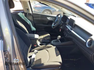 2023 Kia Forte LXS z VIN 3KPF24AD5PE616176, wystawiony jako IAAI lot #41737752 z przebiegiem 21 526 mil mil oraz . Historia ofert i sprzedaży dostępna na DreamBid. Obrazek 5.
