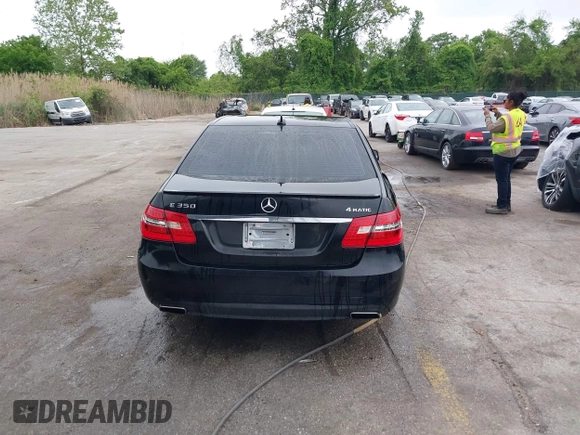 2011 Mercedes-Benz E 350 Luxury z VIN WDDHF8HB1BA427051, wystawiony jako IAAI lot #42091014 z przebiegiem Nie podano mil oraz . Historia ofert i sprzedaży dostępna na DreamBid. Obrazek 16.