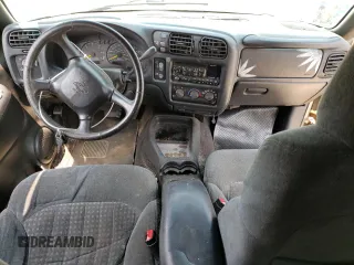 2000 Chevrolet Blazer LS z VIN 1GNCT18W3YK175871, wystawiony jako Copart lot #58230204 z przebiegiem Nie podano mil oraz Nie do naprawy • Non repairable. Historia ofert i sprzedaży dostępna na DreamBid. Obrazek 8.