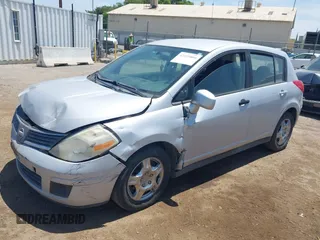 2007 Nissan Versa S z VIN 3N1BC13EX7L362219, wystawiony jako IAAI lot #42359806 z przebiegiem 153 173 mil mil oraz . Historia ofert i sprzedaży dostępna na DreamBid. Obrazek 2.