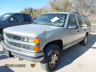 1997 Chevrolet Suburban with VIN 3GNFK16R6VG186072, listed as a IAAI auction lot 41373166 with 275,290 mi miles. Bid and sale history available at carsss.com. Image 6.