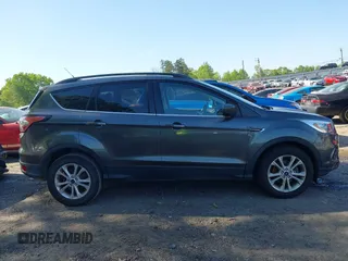 2017 Ford Escape SE z VIN 1FMCU0GDXHUB66813, wystawiony jako IAAI lot #42056150 z przebiegiem 86 915 mil mil oraz . Historia ofert i sprzedaży dostępna na DreamBid. Obrazek 13.