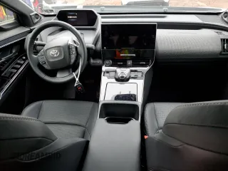 2023 Toyota bZ4X XLE z VIN JTMABACA1PA037703, wystawiony jako Copart lot #39743144 z przebiegiem 1 801 mil mil oraz . Historia ofert i sprzedaży dostępna na DreamBid. Obrazek 8.