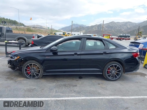 2025 Volkswagen Jetta GLI Autobahn z VIN 3VW2T7BU9SM003551, wystawiony jako IAAI lot #41808269 z przebiegiem 4 038 mil mil oraz . Historia ofert i sprzedaży dostępna na DreamBid. Obrazek 14.