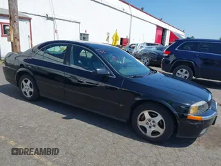 2001 Lincoln LS z VIN 1LNHM86S71Y620289, wystawiony jako IAAI lot #42105386 z przebiegiem 74 148 mil mil oraz . Historia ofert i sprzedaży dostępna na DreamBid. Obrazek 1.