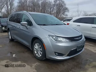 2018 Chrysler Pacifica Touring L z VIN 2C4RC1BG6JR277547, wystawiony jako IAAI lot #41710205 z przebiegiem 100 458 mil mil oraz . Historia ofert i sprzedaży dostępna na DreamBid. Obrazek 1.