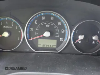 2009 Hyundai Santa Fe SE z VIN 5NMSH13E79H269284, wystawiony jako IAAI lot #42405821 z przebiegiem 197 413 mil mil oraz . Historia ofert i sprzedaży dostępna na DreamBid. Obrazek 7.