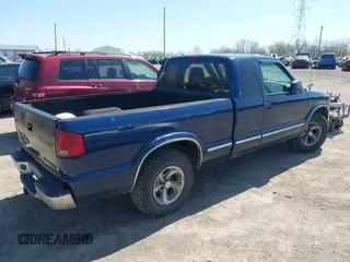 2002 Chevrolet S-10 LS with VIN 1GCCS19W328199974, listed as a IAAI auction lot 41986953 with 194,097 mi miles. Bid and sale history available at carsss.com. Image 4.