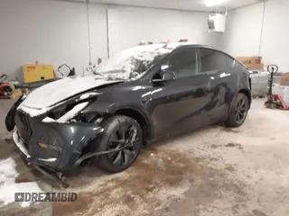 2025 Tesla Model Y Long Range z VIN 7SAYGDED3SF269554, wystawiony jako IAAI lot #41363465 z przebiegiem 883 mil mil oraz . Historia ofert i sprzedaży dostępna na DreamBid. Obrazek 2.