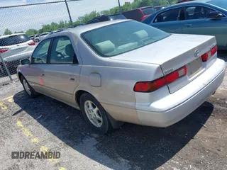 1999 Toyota Camry LE z VIN 4T1BG22K4XU428344, wystawiony jako IAAI lot #42269049 z przebiegiem 330 395 mil mil oraz . Historia ofert i sprzedaży dostępna na DreamBid. Obrazek 3.