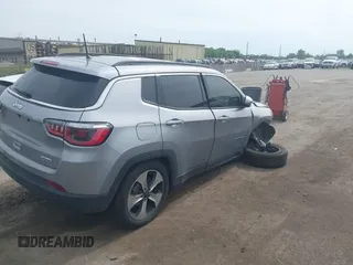 2018 Jeep Compass Latitude z VIN 3C4NJDBB2JT140726, wystawiony jako IAAI lot #42349231 z przebiegiem 125 328 mil mil oraz . Historia ofert i sprzedaży dostępna na DreamBid. Obrazek 4.