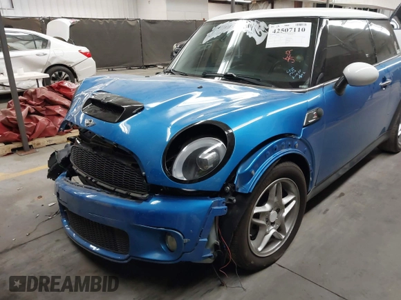 2010 MINI Hardtop S z VIN WMWMF7C53ATX45791, wystawiony jako IAAI lot #42507110 z przebiegiem 137 517 mil mil oraz . Historia ofert i sprzedaży dostępna na DreamBid. Obrazek 6.