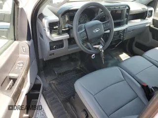 2024 Ford F-250 XL z VIN 1FTBF2BA0REC40741, wystawiony jako Copart lot #54823615 z przebiegiem Nie podano mil oraz Szkoda całkowita • Salvage title. Historia ofert i sprzedaży dostępna na DreamBid. Obrazek 8.