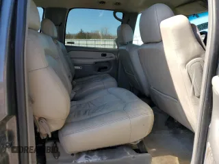 2001 Chevrolet Suburban LT z VIN 3GNFK16T51G104094, wystawiony jako Copart lot #47495315 z przebiegiem 240 554 mil mil oraz Czysty tytuł • Clean title. Historia ofert i sprzedaży dostępna na DreamBid. Obrazek 11.