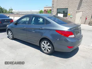2013 Hyundai Accent GLS z VIN KMHCU4AE9DU427450, wystawiony jako IAAI lot #42415750 z przebiegiem 105 890 mil mil oraz . Historia ofert i sprzedaży dostępna na DreamBid. Obrazek 3.