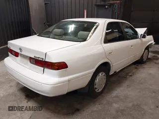 1999 Toyota Camry LE z VIN 4T1BG22K1XU888402, wystawiony jako IAAI lot #42483791 z przebiegiem 149 512 mil mil oraz . Historia ofert i sprzedaży dostępna na DreamBid. Obrazek 4.