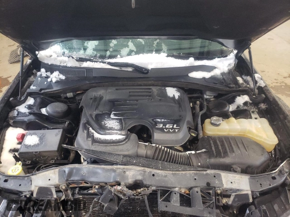 2015 Chrysler 300 S z VIN 2C3CCABG9FH845376, wystawiony jako Copart lot #59557465 z przebiegiem 139 110 mil mil oraz Szkoda całkowita • Salvage title. Historia ofert i sprzedaży dostępna na DreamBid. Obrazek 11.