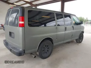 2011 Chevrolet Express Passenger LS z VIN 1GNSGBF43B1145404, wystawiony jako IAAI lot #42359594 z przebiegiem 126 042 mil mil oraz . Historia ofert i sprzedaży dostępna na DreamBid. Obrazek 4.