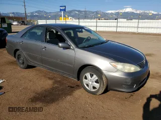 2005 Toyota Camry LE z VIN 4T1BE30KX5U617902, wystawiony jako Copart lot #56540005 z przebiegiem 224 421 mil mil oraz Szkoda całkowita • Salvage title. Historia ofert i sprzedaży dostępna na DreamBid. Obrazek 4.