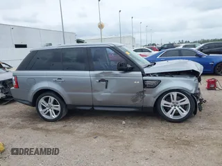 2013 Land Rover Range Rover Sport HSE Lux z VIN SALSK2D4XDA806027, wystawiony jako IAAI lot #42123248 z przebiegiem 141 504 mil mil oraz . Historia ofert i sprzedaży dostępna na DreamBid. Obrazek 14.