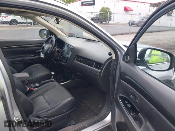 2017 Mitsubishi Outlander SE with VIN JA4AD3A31HZ050863, listed as a IAAI auction lot 42528872 with 98,136 mi miles and . Bid and sale history available at DreamBid. Image 5.