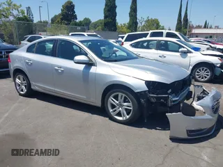 2015 Volvo S60 T5 Drive-E Premier z VIN YV126MFB8F2316406, wystawiony jako IAAI lot #42517670 z przebiegiem 80 027 mil mil oraz . Historia ofert i sprzedaży dostępna na DreamBid. Obrazek 1.
