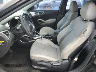 2013 Hyundai Veloster w/Black Int z VIN KMHTC6ADXDU157196, wystawiony jako Copart lot #58091015 z przebiegiem 136 201 mil mil oraz Szkoda całkowita • Salvage title. Historia ofert i sprzedaży dostępna na DreamBid. Obrazek 7.