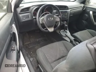 2013 Scion tC z VIN JTKJF5C77D3056779, wystawiony jako Copart lot #57459935 z przebiegiem 157 420 mil mil oraz Szkoda całkowita • Salvage title. Historia ofert i sprzedaży dostępna na DreamBid. Obrazek 8.