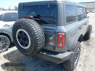 2024 Ford Bronco Badlands z VIN 1FMEE9BP9RLB31294, wystawiony jako IAAI lot #42115923 z przebiegiem 1675 mil mil oraz . Historia ofert i sprzedaży dostępna na DreamBid. Obrazek 16.