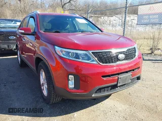 2014 Kia Sorento LX z VIN 5XYKT3A61EG495427, wystawiony jako IAAI lot #41851611 z przebiegiem 214 960 mil mil oraz . Historia ofert i sprzedaży dostępna na DreamBid. Obrazek 1.