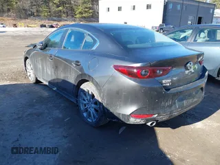 2022 Mazda 3 Carbon Edition z VIN 3MZBPACL4NM309701, wystawiony jako IAAI lot #41419875 z przebiegiem 23 819 mil mil oraz . Historia ofert i sprzedaży dostępna na DreamBid. Obrazek 3.