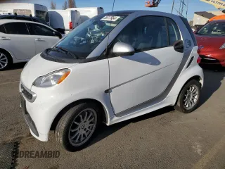 2013 Smart fortwo Passion z VIN WMEEJ9AA6DK725631, wystawiony jako Copart lot #85617364 z przebiegiem Nie podano mil oraz Tytuł czysty. Historia ofert i sprzedaży dostępna na DreamBid. Obrazek 1.