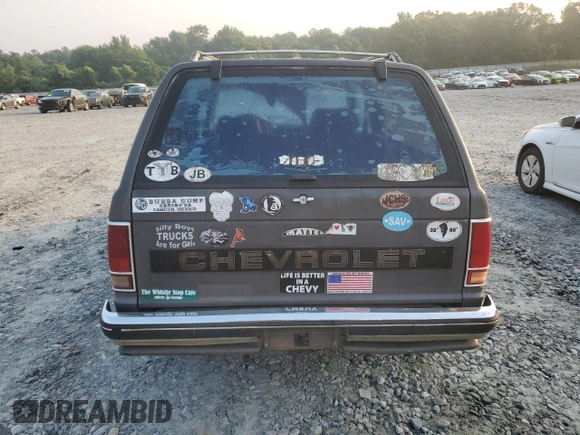 1988 Chevrolet Blazer z VIN 1GNCS18R7J8221699, wystawiony jako Copart lot #59299785 z przebiegiem 307 873 mil mil oraz Czysty tytuł • Clean title. Historia ofert i sprzedaży dostępna na DreamBid. Obrazek 6.