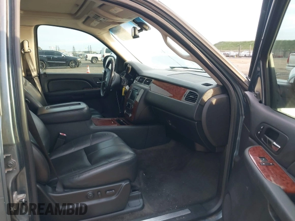 2008 Chevrolet Suburban LTZ with VIN 3GNFK16308G140995, listed as a IAAI auction lot 41720903 with 260,001 mi miles. Bid and sale history available at carsss.com. Image 5.