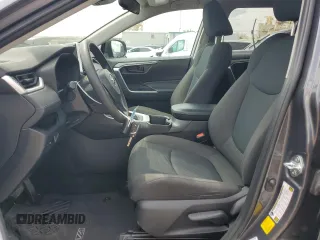 2023 Toyota RAV4 LE z VIN 2T3H1RFV5PW252503, wystawiony jako Copart lot #56977615 z przebiegiem 35 036 mil mil oraz Szkoda całkowita • Salvage title. Historia ofert i sprzedaży dostępna na DreamBid. Obrazek 7.