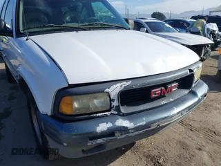 1997 GMC Jimmy SL with VIN 1GKCS13W0V2555186, listed as a IAAI auction lot 41818612 with 370,625 mi miles. Bid and sale history available at carsss.com. Image 12.
