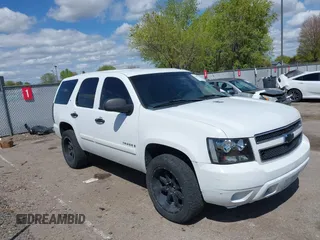 2007 Chevrolet Tahoe LS z VIN 1GNFC13C77J404051, wystawiony jako IAAI lot #42093772 z przebiegiem 213 729 mil mil oraz . Historia ofert i sprzedaży dostępna na DreamBid. Obrazek 1.
